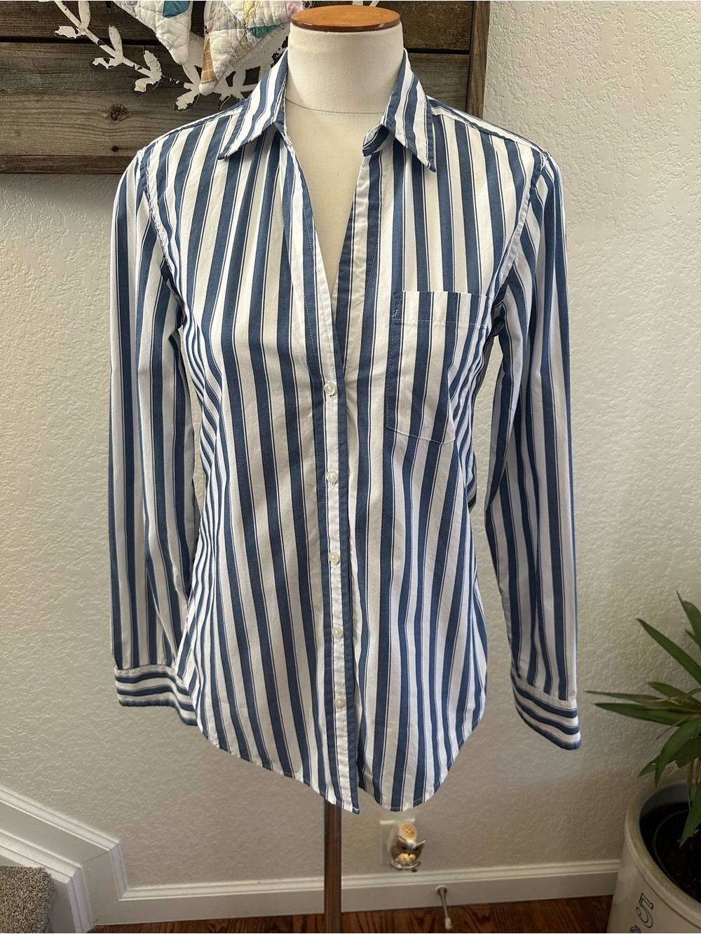 GAP Perfect shirt Classic Vertical Stripe Button-Up Shirt in Blue and White S